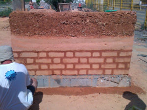 construction d'un mur en adobe